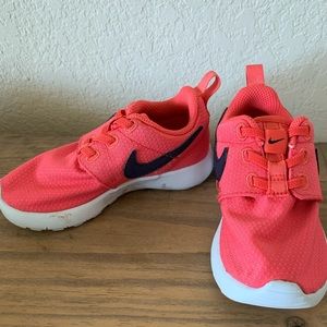Little girls Nike tennis shoes size 9C